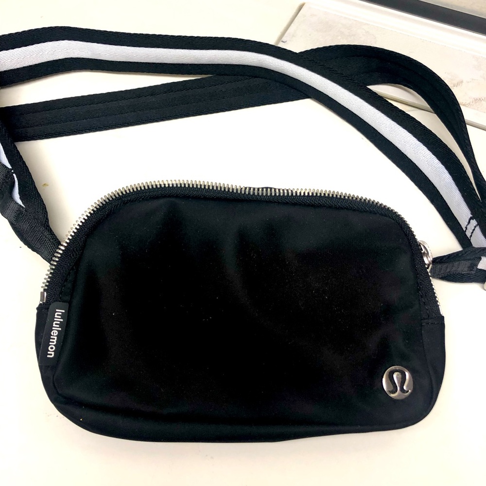 Lululemom Everywhere Crossbody Bag NWOT
